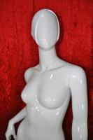 Weibliche Schaufensterpuppe / Mannequin faceless white shining