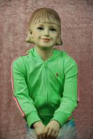 weibliche Kinderschaufensterpuppe sitzend