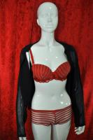weibliche Schaufensterpuppe wei� schimmernd / Mannequin