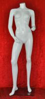 Weibliche Schaufensterpuppe, headless, white shining