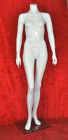 Schlichte weibliche Schaufensterfigur wei� gl�nzend