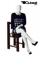 Mollige weibliche Schaufensterpuppe Schaufensterfigur gesichtslos sitzend wei� gl�nzend