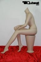 Sitzende Schaufensterpuppe / Mannequin headless haut