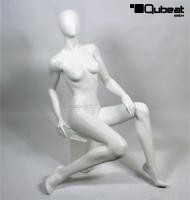 Weibliche Schaufensterpuppe elegante Haltung, sitzend, faceless, weiss matt