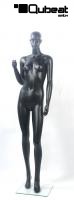 Weibliche Schaufensterpuppe in elegantem Schwarz matt