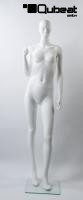 Weibliche Schaufensterpuppe in mattem Wei�