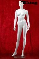 Weibliche Schaufensterpuppe wei� gl�nzend
