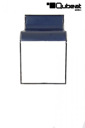 Blauer Barhocker Sitz aus Kunststoff mit Design Chromfußstütze