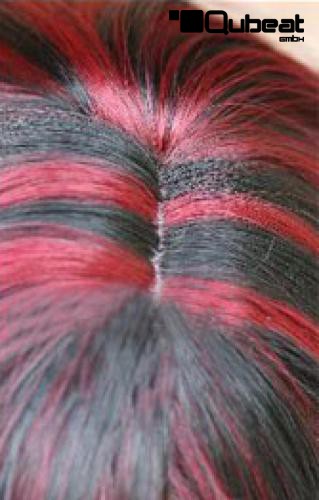 Schwarze kurze haare mit roten strähnen