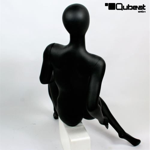 Weibliche Schaufensterpuppe in elegantem Schwarz matt 