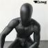 Sitzende Schaufensterpuppe mnnlich in schwarz matt gesichtslos B-Ware