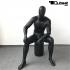 Sitzende Schaufensterpuppe mnnlich in schwarz matt gesichtslos B-Ware