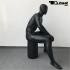Sitzende Schaufensterpuppe mnnlich in schwarz matt gesichtslos B-Ware