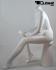Weibliche Schaufensterfigur kopflos wei matt sitzend Schaufensterpuppe Mannequin
