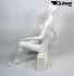 Weibliche Schaufensterpuppe elegante Haltung, sitzend, faceless, weiss glnzend