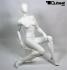 Weibliche Schaufensterpuppe elegante Haltung, sitzend, faceless, weiss matt