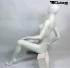 Weibliche Schaufensterpuppe elegante Haltung, sitzend, faceless, weiss matt
