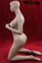 Weibliche Schaufensterpuppe knieend hautfarben Schaufensterfigur Mannequin