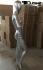 Weibliche Schaufensterpuppe, silber mit angewickeltem Arm
