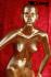 Weibliche Schaufensterpuppe sitzend gold