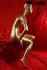 Weibliche Schaufensterpuppe sitzend gold