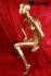 Weibliche Schaufensterpuppe sitzend gold