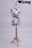 Weibliche Schneiderpuppe mit Blumenmuster und Holzgestell