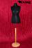 Weibliche Schneiderpuppe, schwarz, mit hellem Holzst�nder