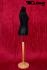 Weibliche Schneiderpuppe, schwarz, mit hellem Holzst�nder