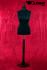 Weiblicher Schneiderpuppen-Torso mit dunklem Holzst�nder