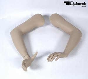 Arme einer weiblichen molligen Schaufensterpuppe, hautfarben