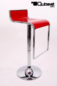 Der Design-Barhocker mit kurzer Rückenlehne aus Berlin. Barhocker rot