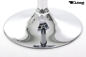 Der Design-Barhocker mit kurzer Rückenlehne aus Berlin. Barhocker rot