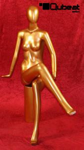 Elegante sitzende Schaufensterpuppe