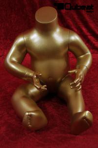 Goldene Kinderschaufensterpuppe