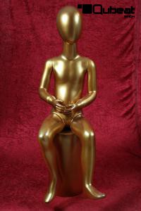 Kinder-Schaufensterpuppe in glnzendem gold, sitzend