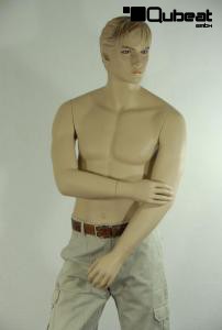 m�nnliche Schaufensterpuppe mit verschr�nktem Arm