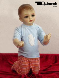 Schaufensterpuppe Baby, krabbelt