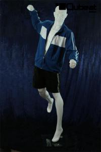 Schaufensterpuppe Schaufensterfigur mnnlich wei glnzend springend lachend Sportler