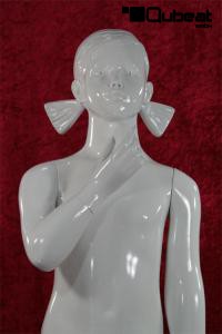 schimmernde Schaufensterpuppe in wei