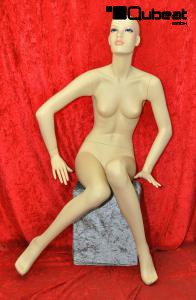 sitzende Schaufensterpuppe