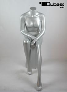 Sitzende, weibliche Schaufensterfigur, kopflos, silbern
