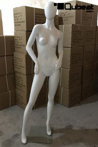 Stehende, weibliche Schaufensterpuppe in wei matt