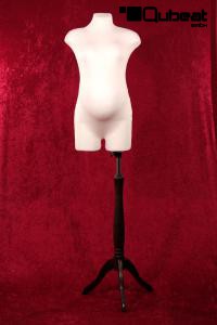 Weibliche, beige Schneiderpuppe mit Babybauch und dunklem Holzstnder