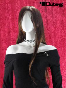 weibliche, elegante Schaufensterpuppe im schimmerndem wei