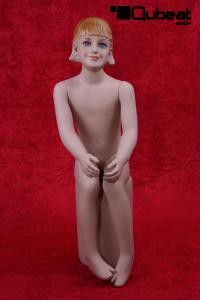 Weibliche Kinderschaufensterpuppe sitzend mit Hocker