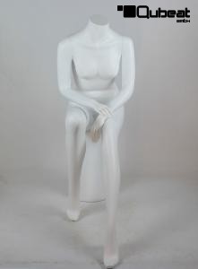 Weibliche Schaufensterfigur kopflos wei matt sitzend Schaufensterpuppe Mannequin