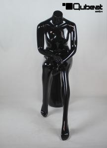 Weibliche Schaufensterfigur Schaufensterpuppe sitzend kopflos schwarz glnzend