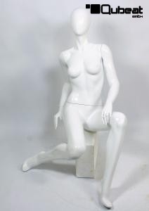Weibliche Schaufensterpuppe elegante Haltung, sitzend, faceless, weiss glnzend