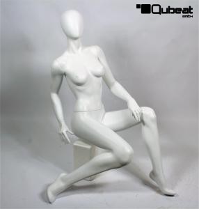 Weibliche Schaufensterpuppe elegante Haltung, sitzend, faceless, weiss matt